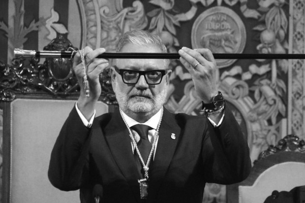 Fèlix Larrosa alça la vara de paer en cap de Lleida